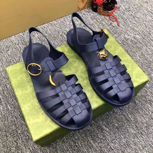 Designer black rubber buckle strap sandals men women slipper metal feline head hardware Rubber sole Buckle closure sandal luxur oversize slipper 04
Designer black rubber buckle strap sandals men women slipper metal feline head hardware Rubber sole Buckle closure sandal luxur oversize slipper 04