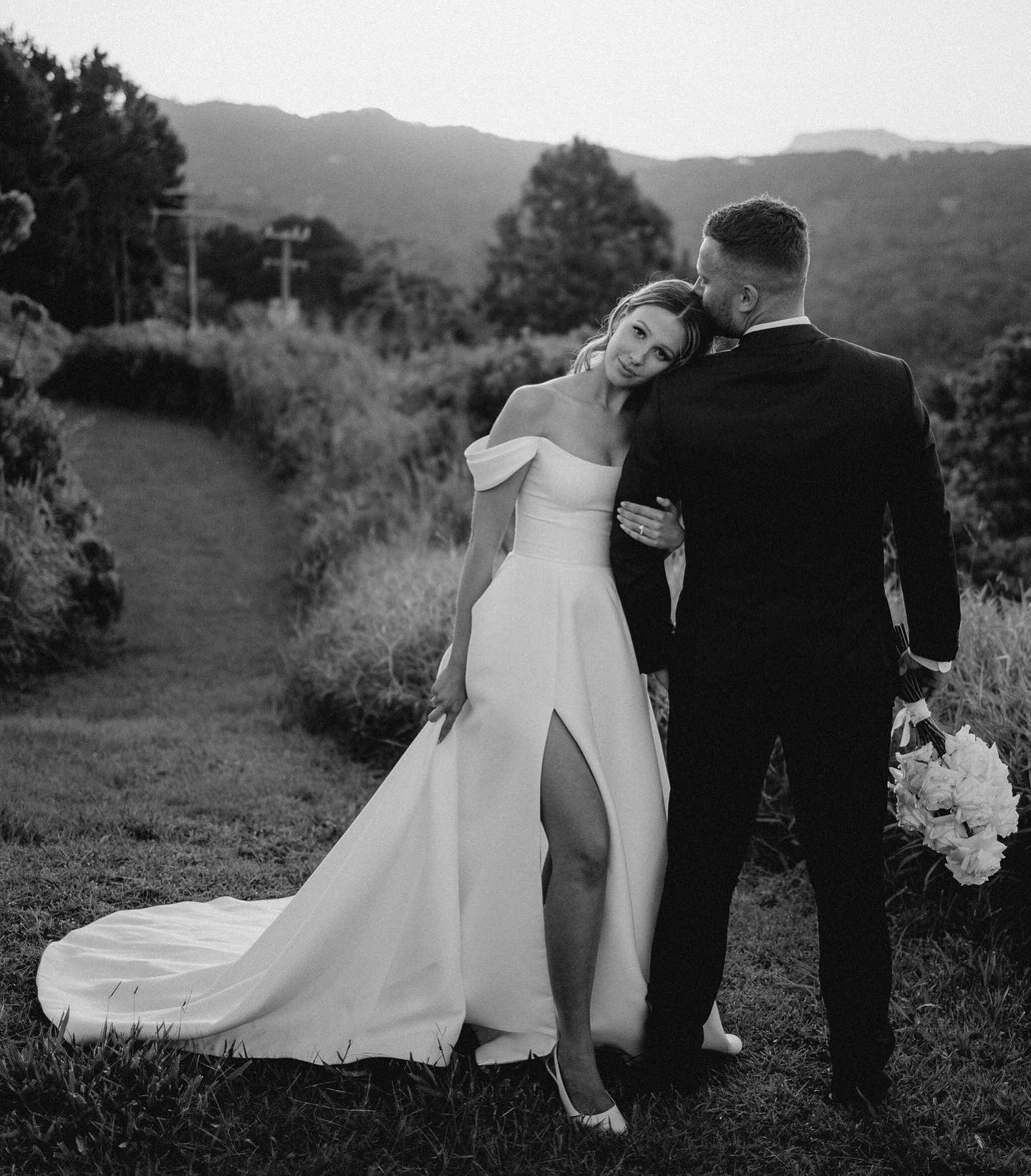 E A Boho Dresses For Bride Off Shoulder Satin Wedding Dress Slit Backless Designer Bridal Gowns Sweep Train Bc
