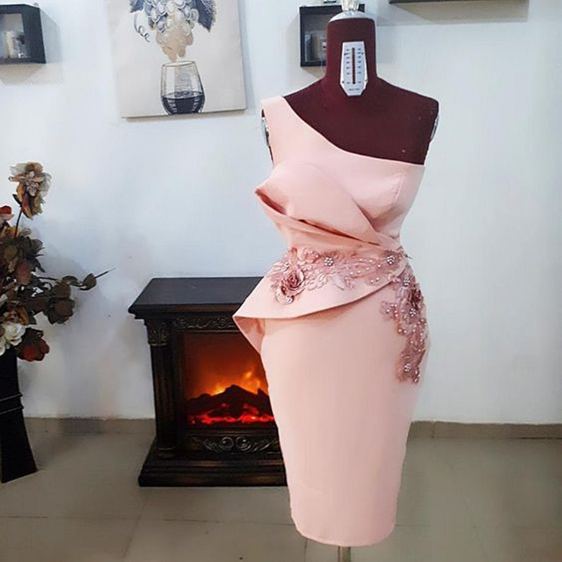 Light Pink Sheath Mother Dresses For Wedding Party One Shoulder Knee Length Elegant Satin Bride Groom Mom Prom Occasion Gowns Ruched Floral Lace Appli