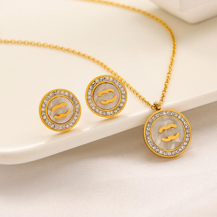 18K Gold Plated Luxury Brand Designers Letters Stud Stainless Steel Geometric Classic Women Crystal Rhinestone Pearl Hollow Earring Wedding Party Jewerlry ZG1626
18K Gold Plated Luxury Brand Designers Letters Stud Stainless Steel Geometric Classic Women Crystal Rhinestone Pearl Hollow Earring Wedding Party Jewerlry ZG1626