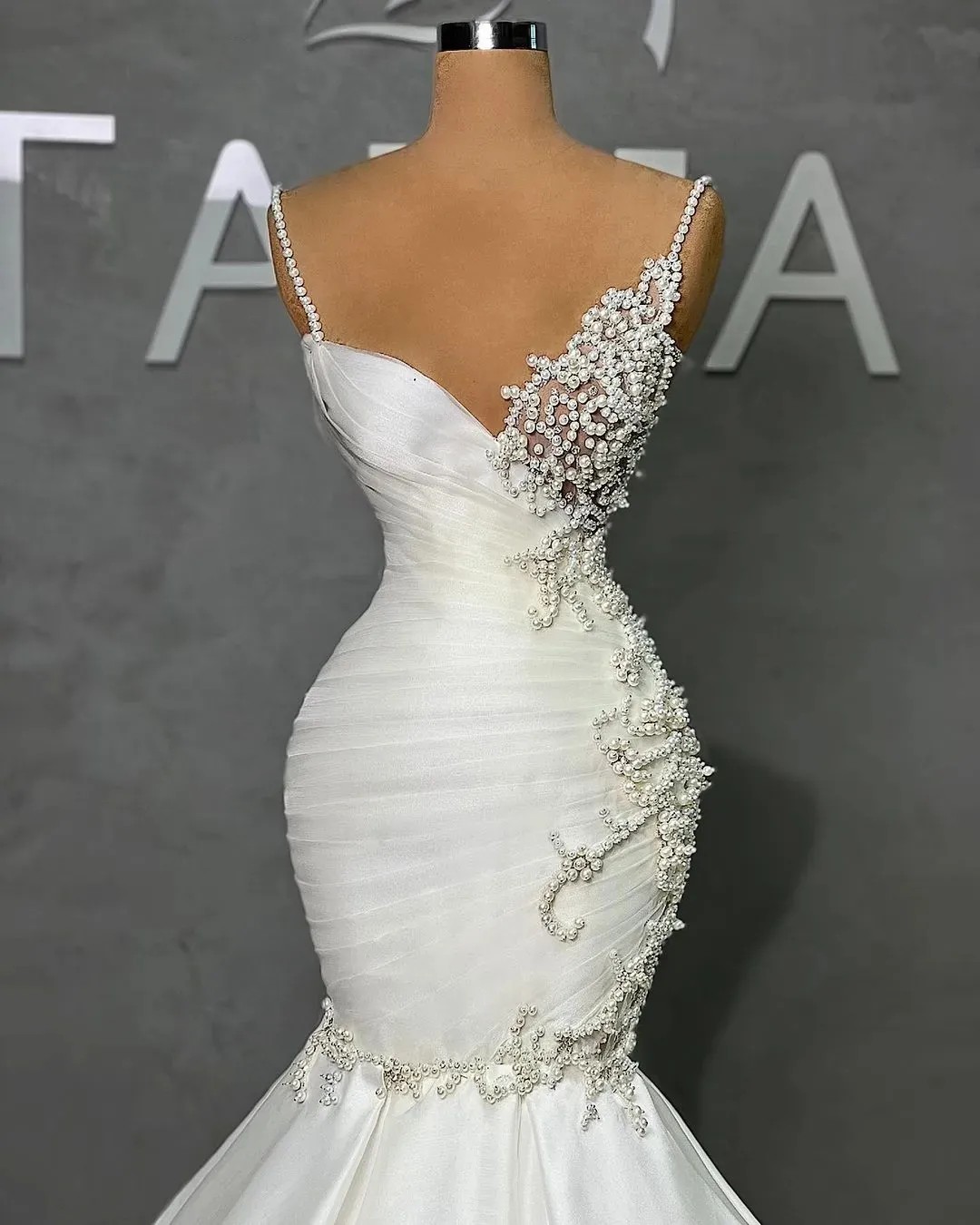 Stunning Dubai Pearls Arabian Mermaid Wedding Dress Spaghetti Straps Slim Fitted Vintage Bridal Gown