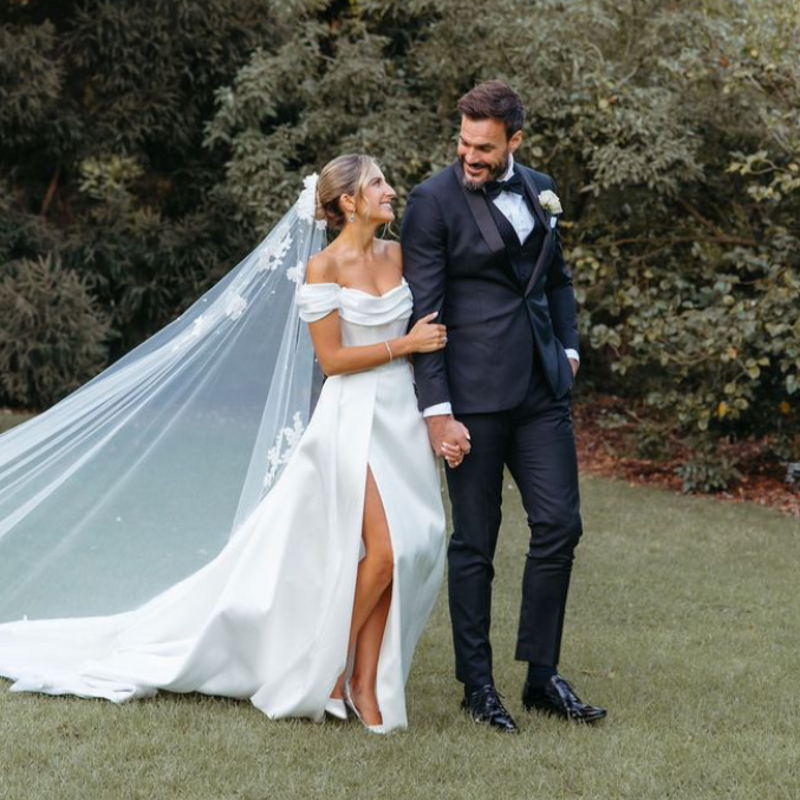 Boat Neck Satin Womens Wedding Dresses Side Off the Shoulder Side Split Bridal Gown Pleat Satin Garden vestido de mariee