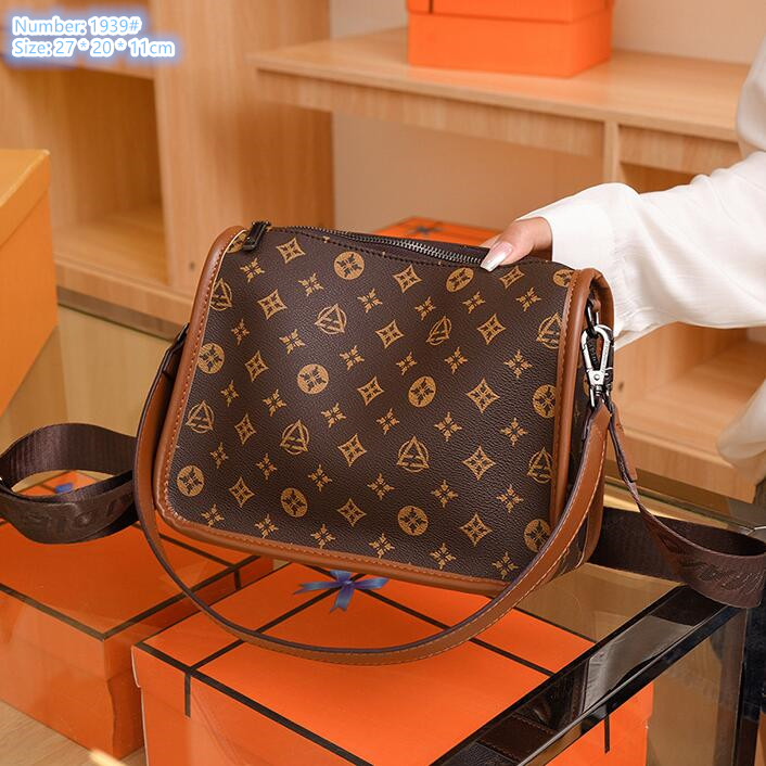 wholesale ladies shoulder bags 2 colors daily Joker printed backpack large-capacity wear-resistant color matching leather pillow bag retro diamond leisure handbag, Coffee-1939#
wholesale ladies shoulder bags 2 colors daily Joker printed backpack large-capacity wear-resistant color matching leather pillow bag retro diamond leisure handbag, Coffee-1939#