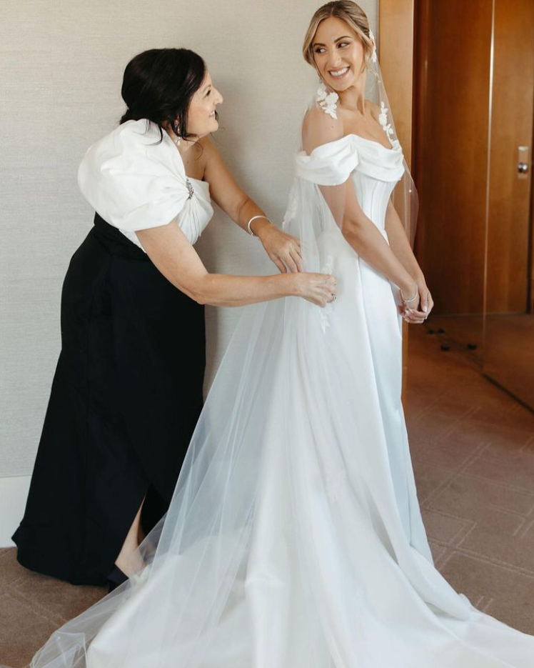 Boat Neck Satin Womens Wedding Dresses Side Off the Shoulder Side Split Bridal Gown Pleat Satin Garden vestido de mariee