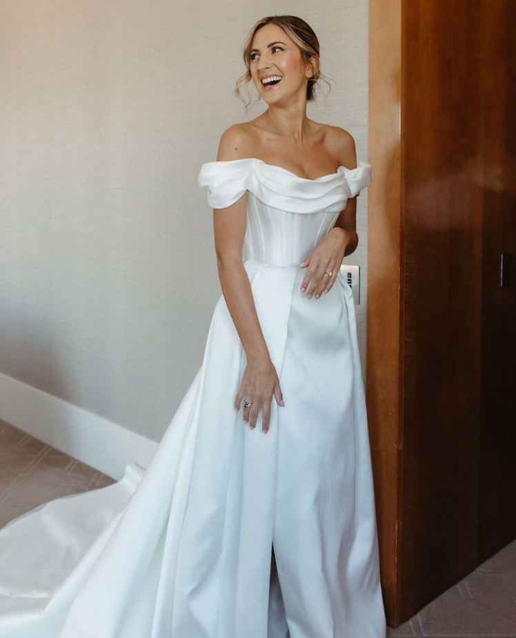 Boat Neck Satin Womens Wedding Dresses Side Off the Shoulder Side Split Bridal Gown Pleat Satin Garden vestido de mariee