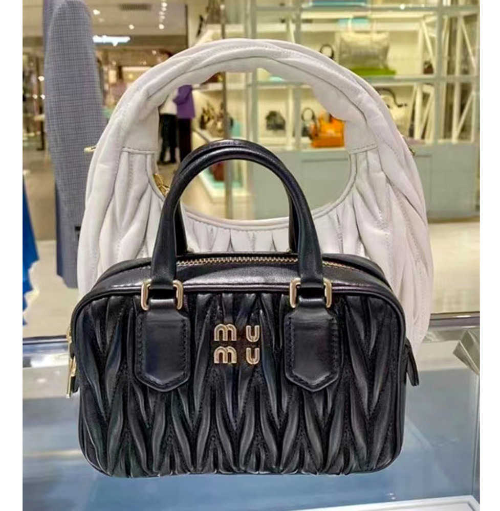 Designer Miumiu Matelasse Bowling Shoulder Bags Hobo Tote Bag Genuine Leather Handbags Top Handle Women Man Luxury Miu Wallets Crossbody Underarm Bag Clutch Purse, Red
Designer Miumiu Matelasse Bowling Shoulder Bags Hobo Tote Bag Genuine Leather Handbags Top Handle Women Man Luxury Miu Wallets Crossbody Underarm Bag Clutch Purse, Red