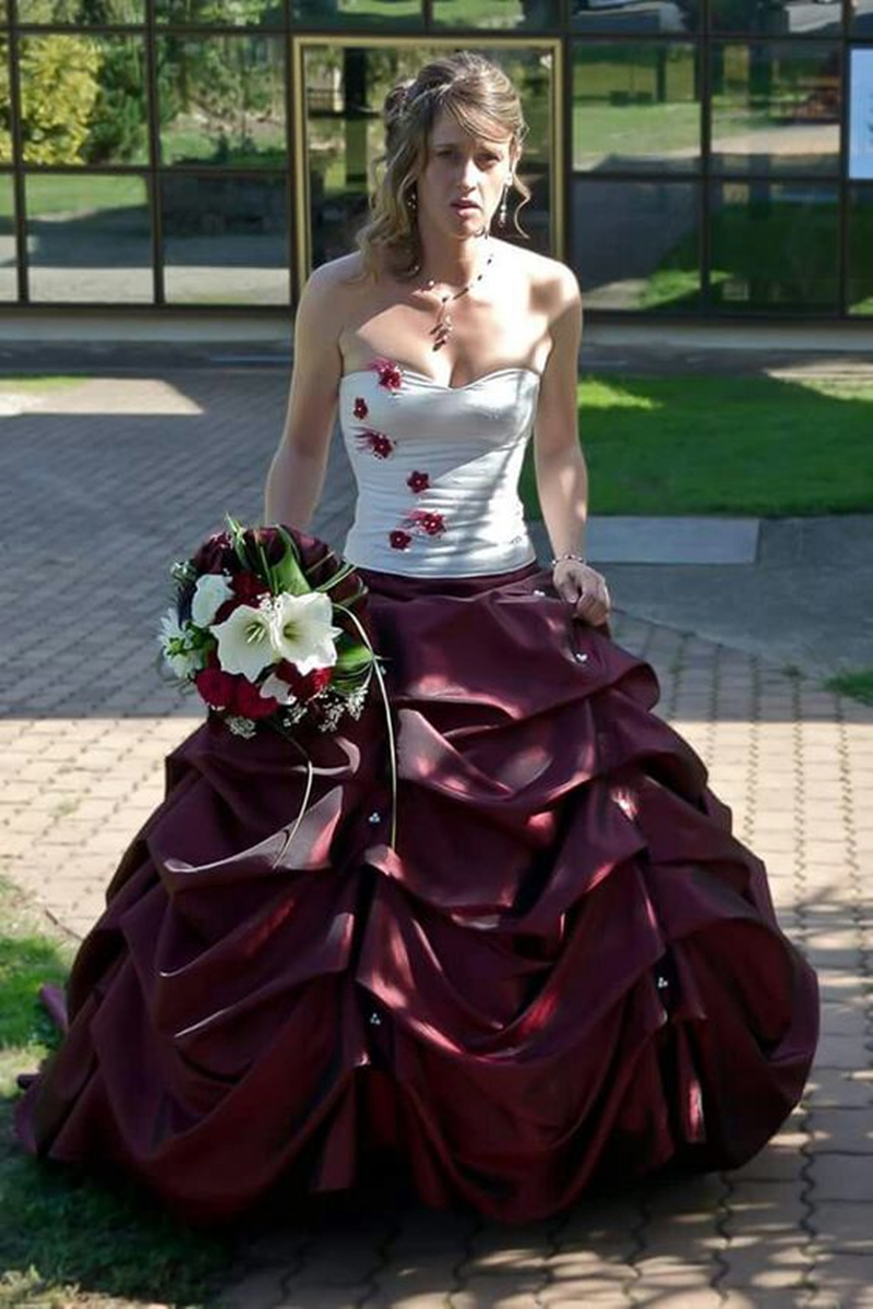 Vintage Ruched A Line Wedding Dresses White And Burgundy Satin Long Bridal Gowns Strapless Sleeveless Garden Bride Formal Wear