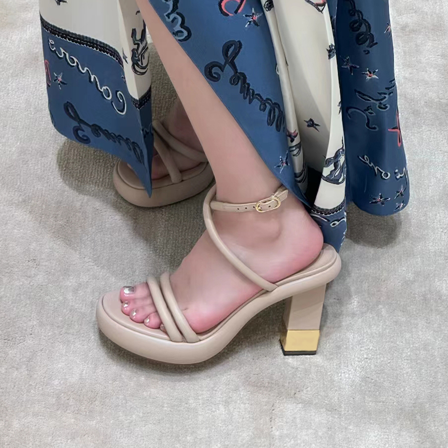 Designer Sandals famous women designers shoes Fashion Ankle Strap buckle 9cm Chunky Heel Genuine Leather Casual platform high heeled sandal 35-42 with box, Nude
Designer Sandals famous women designers shoes Fashion Ankle Strap buckle 9cm Chunky Heel Genuine Leather Casual platform high heeled sandal 35-42 with box, Nude