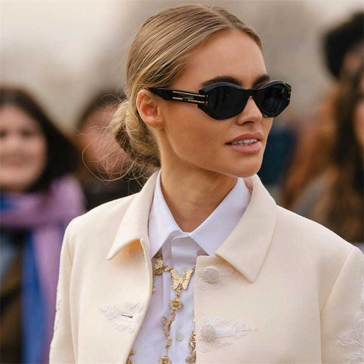 Fashion top BB sunglasses letter b D Sunglasses Women's style ins net red same polygon Sunglasses signature b1u with original box
Fashion top BB sunglasses letter b D Sunglasses Women's style ins net red same polygon Sunglasses signature b1u with original box