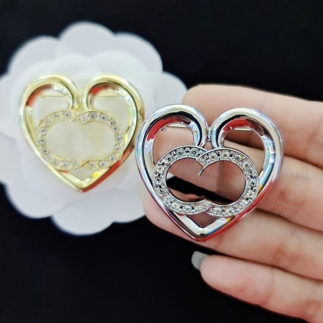 2color Classic Brand Letter Designer Brooches Letters Lapel Pins Diamond Heart Crystal Rhinestone Pin Party Metal Jewerlry Accessories Gift High Quality
2color Classic Brand Letter Designer Brooches Letters Lapel Pins Diamond Heart Crystal Rhinestone Pin Party Metal Jewerlry Accessories Gift High Quality