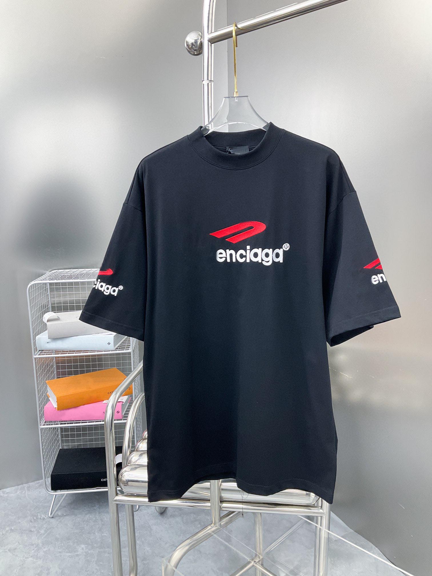 2022 Tees Mens Designers T Shirt Man Womens tshirts With Letters Print Short Sleeves Summer Shirts Men Loose Tees Asian size S-XXXL He064, Black
2022 Tees Mens Designers T Shirt Man Womens tshirts With Letters Print Short Sleeves Summer Shirts Men Loose Tees Asian size S-XXXL He064, Black