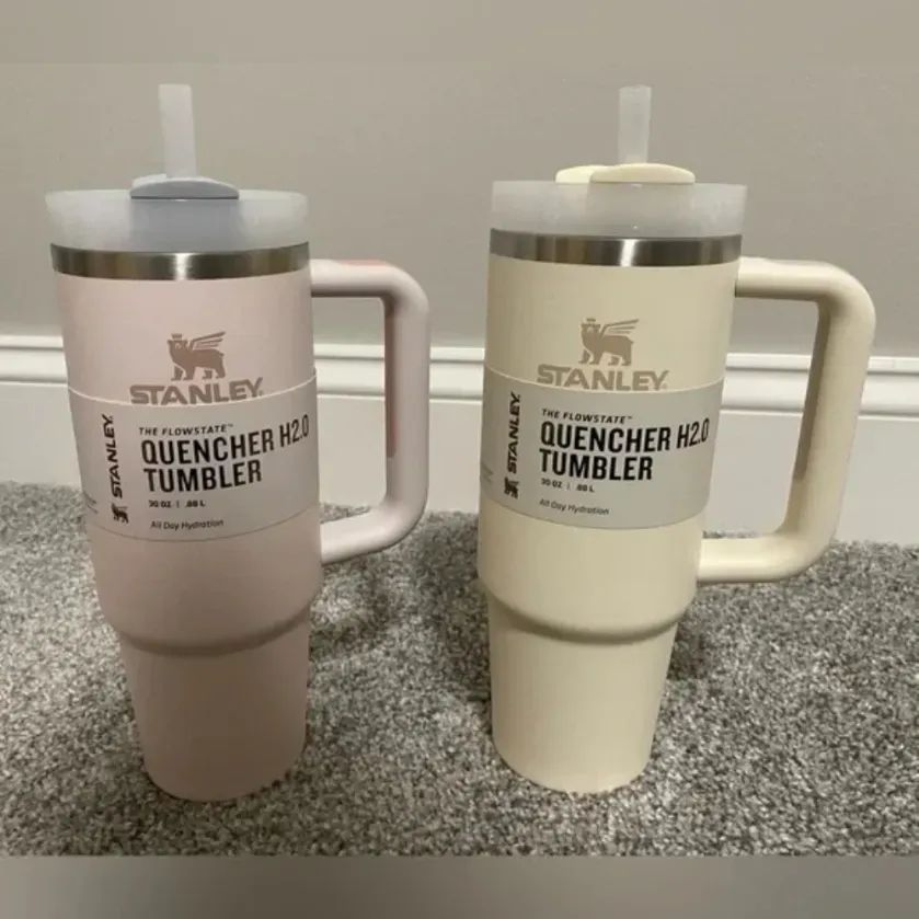 Stanley Logo Quencher H2.0 40oz Stainless Steel Tumblers Cups with Silicone handle Lid Straw 2nd Generation Car mugs Keep Drinking Cold Water Bottles 5673
Stanley Logo Quencher H2.0 40oz Stainless Steel Tumblers Cups with Silicone handle Lid Straw 2nd Generation Car mugs Keep Drinking Cold Water Bottles 5673