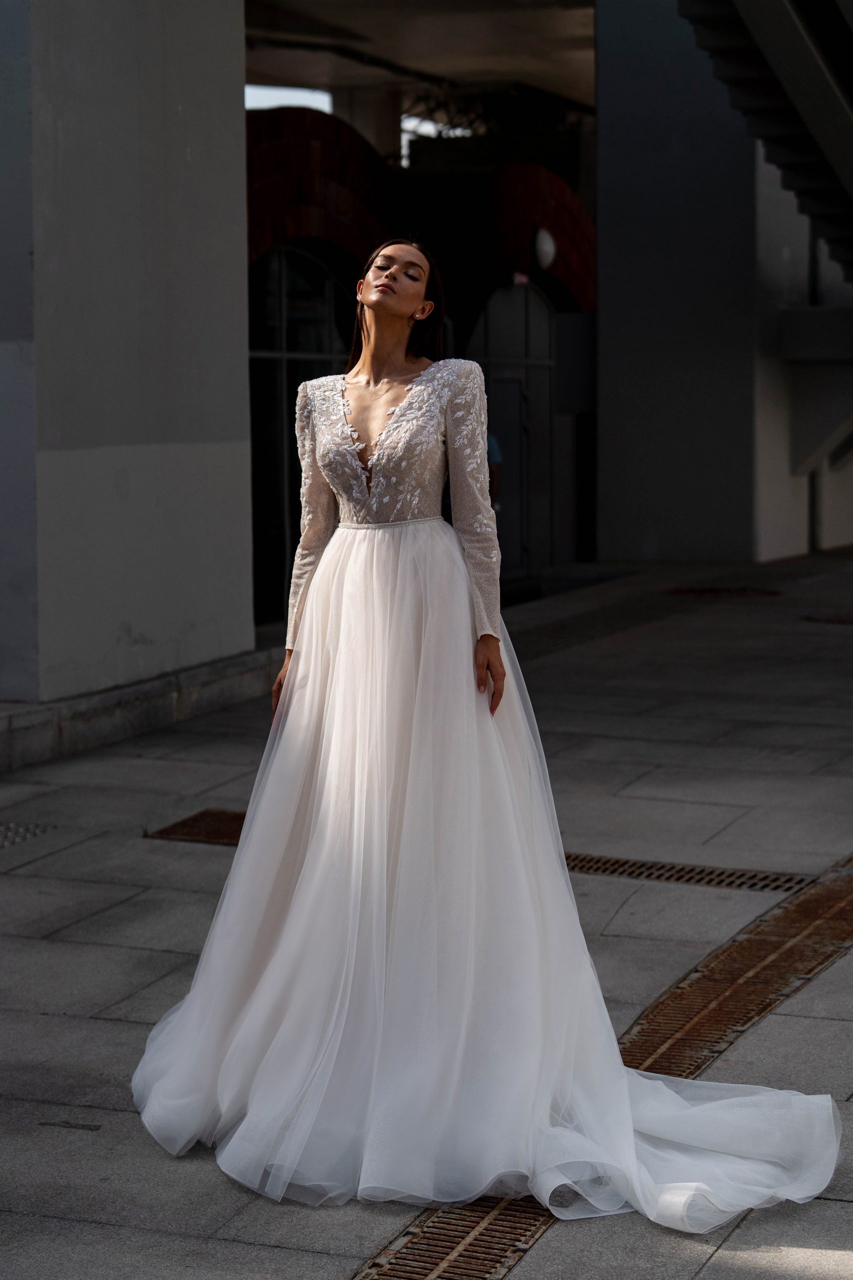 Fashion A Line Dresses For Bride V Neck Long Sleeves Glitter Appliques Wedding Dress Button Back Designer Bridal Gowns Sweep Train 0515