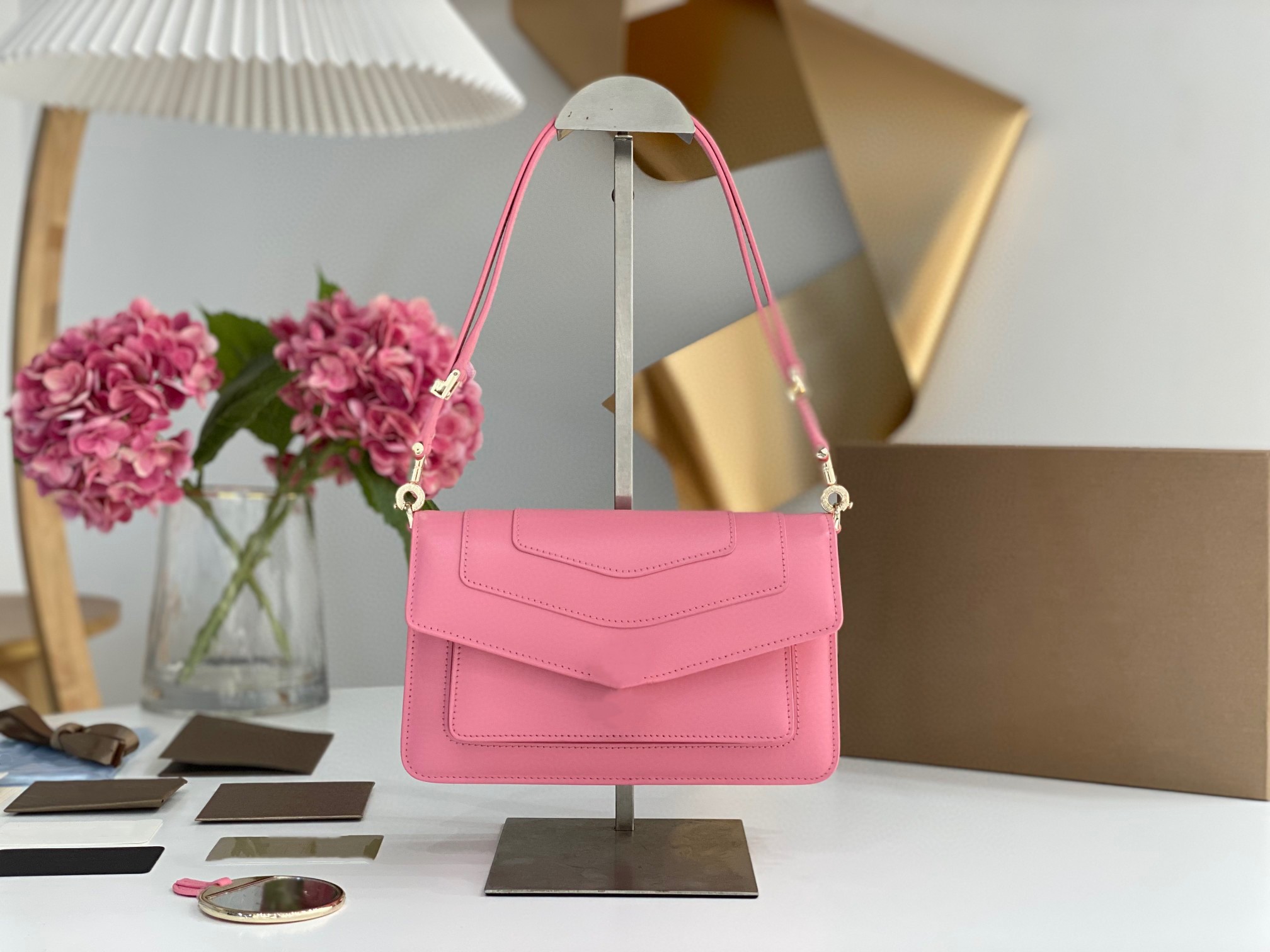 292320 New women's shoulder bag High-end quality handbag with cowhide material multi-match changeable interior with a single layer multiple colors to choose from
292320 New women's shoulder bag High-end quality handbag with cowhide material multi-match changeable interior with a single layer multiple colors to choose from