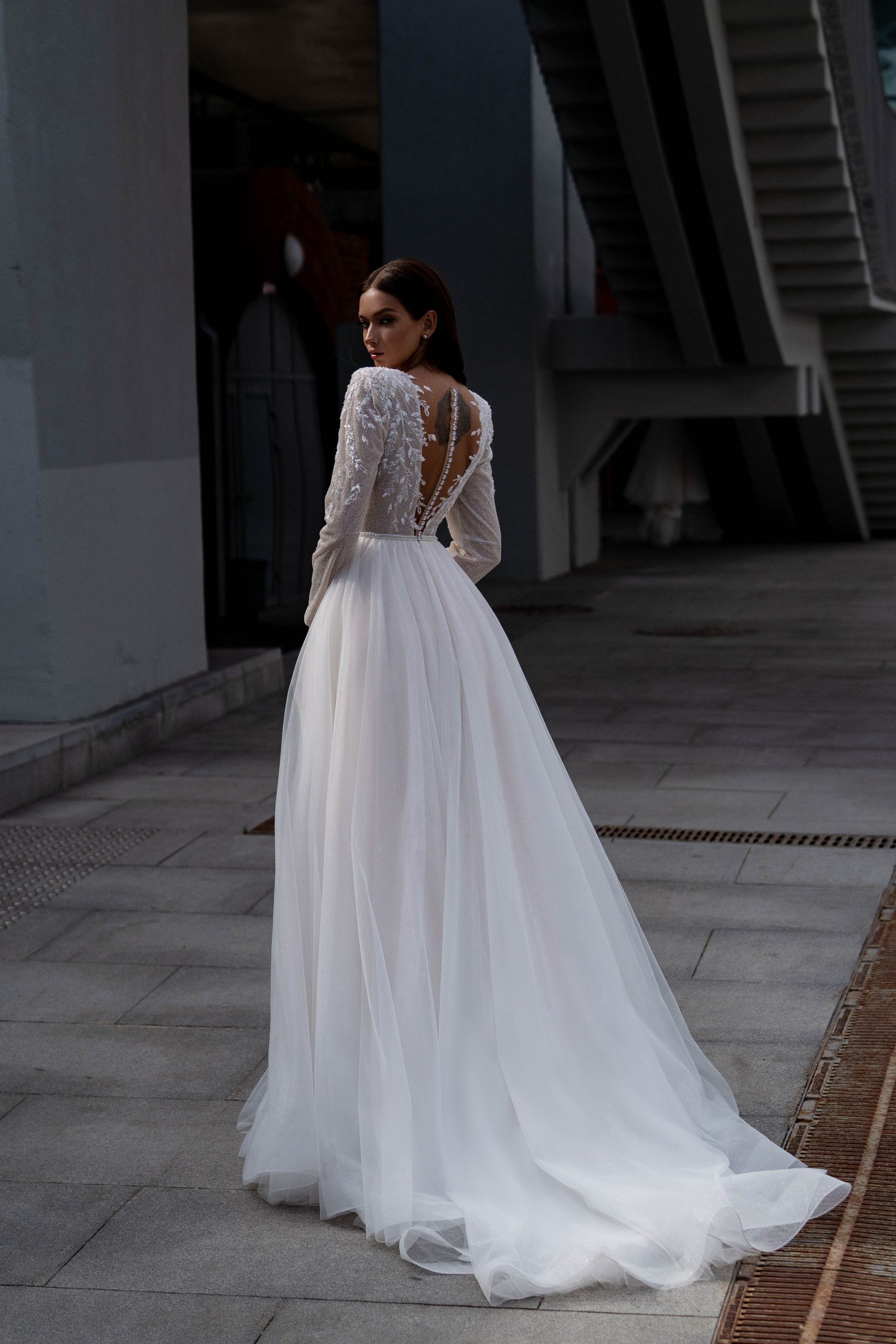 Fashion A Line Dresses For Bride V Neck Long Sleeves Glitter Appliques Wedding Dress Button Back Designer Bridal Gowns Sweep Train 0515