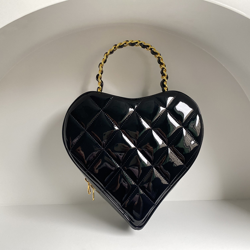 Designer Clutch Bag Luxury Vintage Handbag 10A Mirror quality Patent leather Heart Shaped bag With BOX C060
Designer Clutch Bag Luxury Vintage Handbag 10A Mirror quality Patent leather Heart Shaped bag With BOX C060