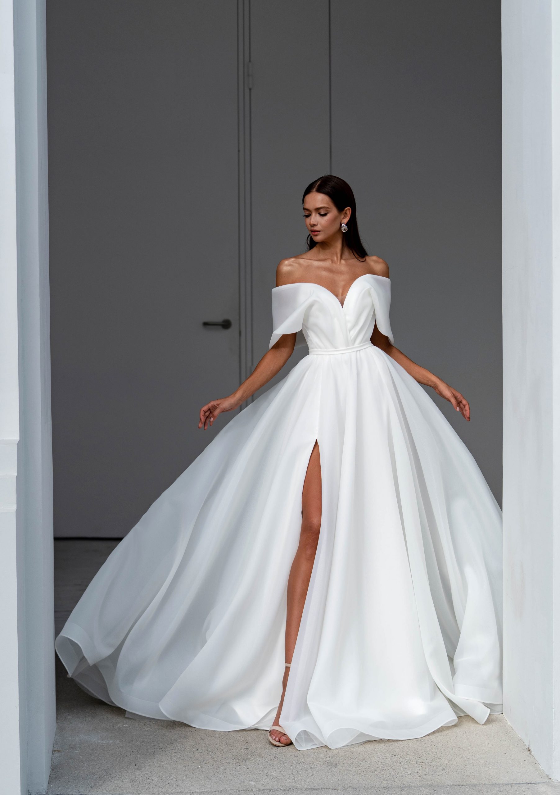 Sexy A Line Dresses For Bride Off Shoulder Organza Wedding Dress Bow Knot Backless Ruched Slit Long Designer Bridal Gowns Sweep Train 0515