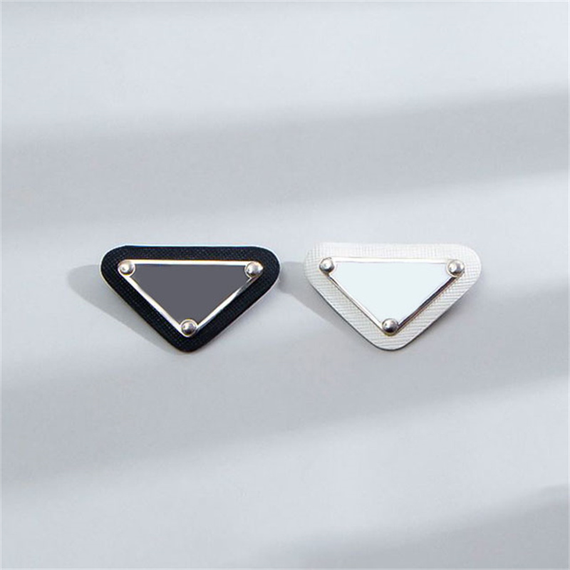 Fashion Designer Men Women Pins Brooches Luxury Brand Letters Brooch Pin For Ladies Suit Dress Exquisite Compact Triangle Jewerly
Fashion Designer Men Women Pins Brooches Luxury Brand Letters Brooch Pin For Ladies Suit Dress Exquisite Compact Triangle Jewerly