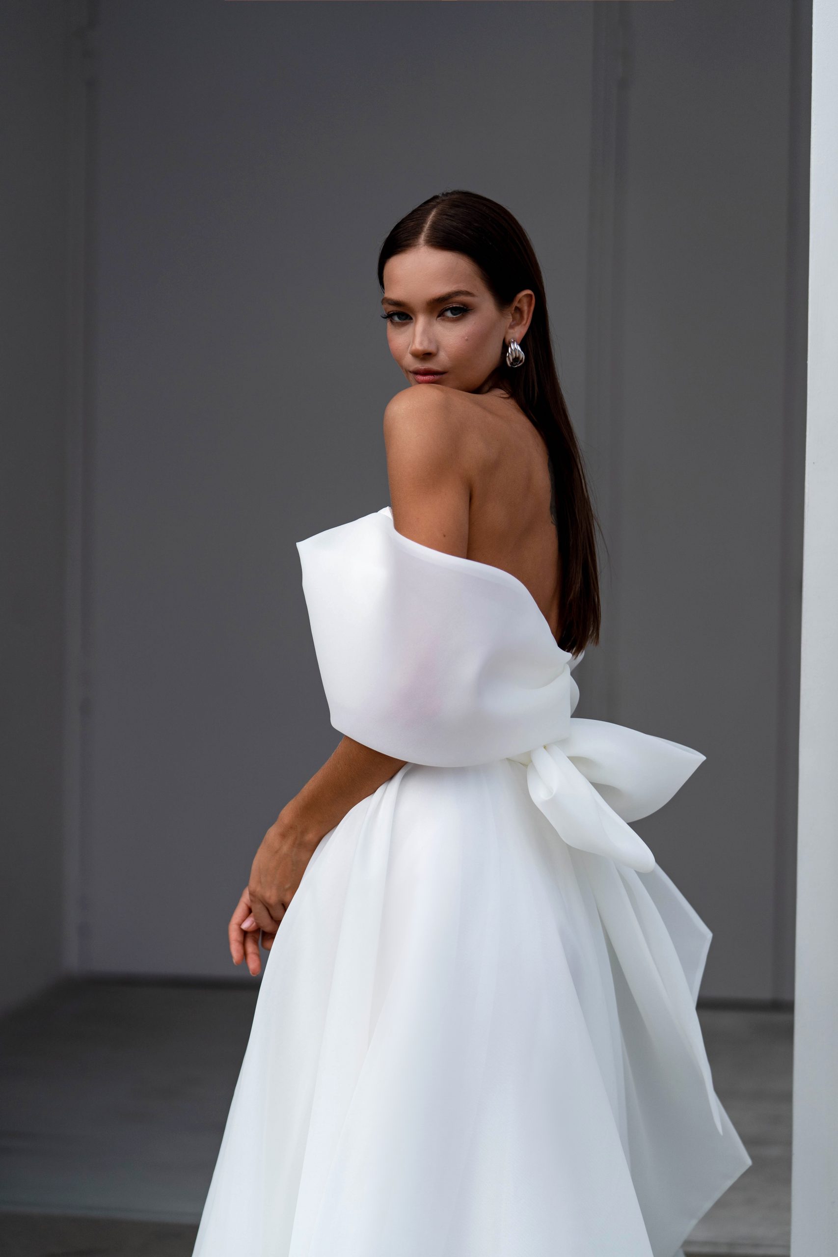 Sexy A Line Dresses For Bride Off Shoulder Organza Wedding Dress Bow Knot Backless Ruched Slit Long Designer Bridal Gowns Sweep Train 0515