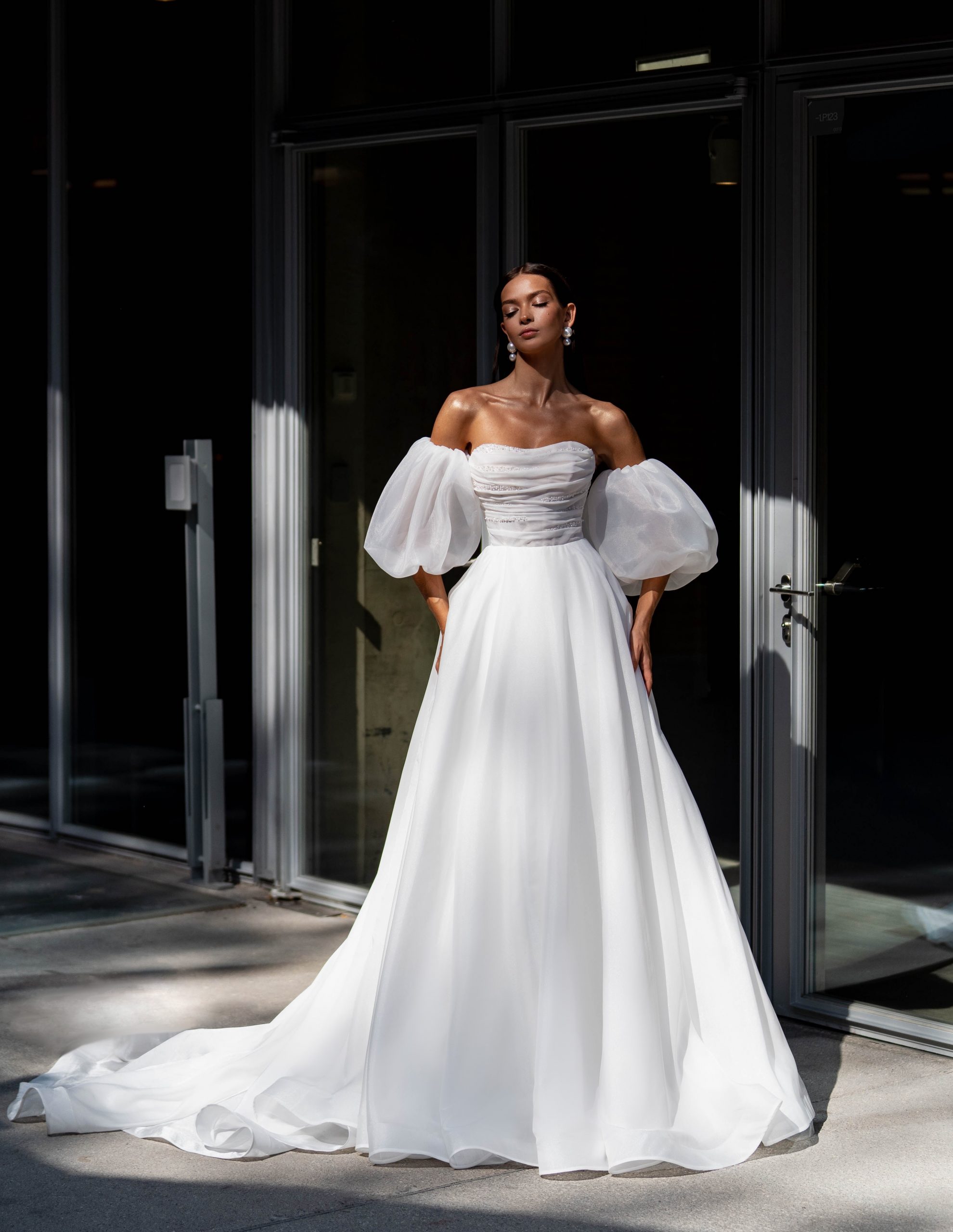 Fashion A Line Dresses For Bride Puffy Sleeves Pearls Detail Wedding Dress Backless Designer Bridal Gowns Sweep Train 0606