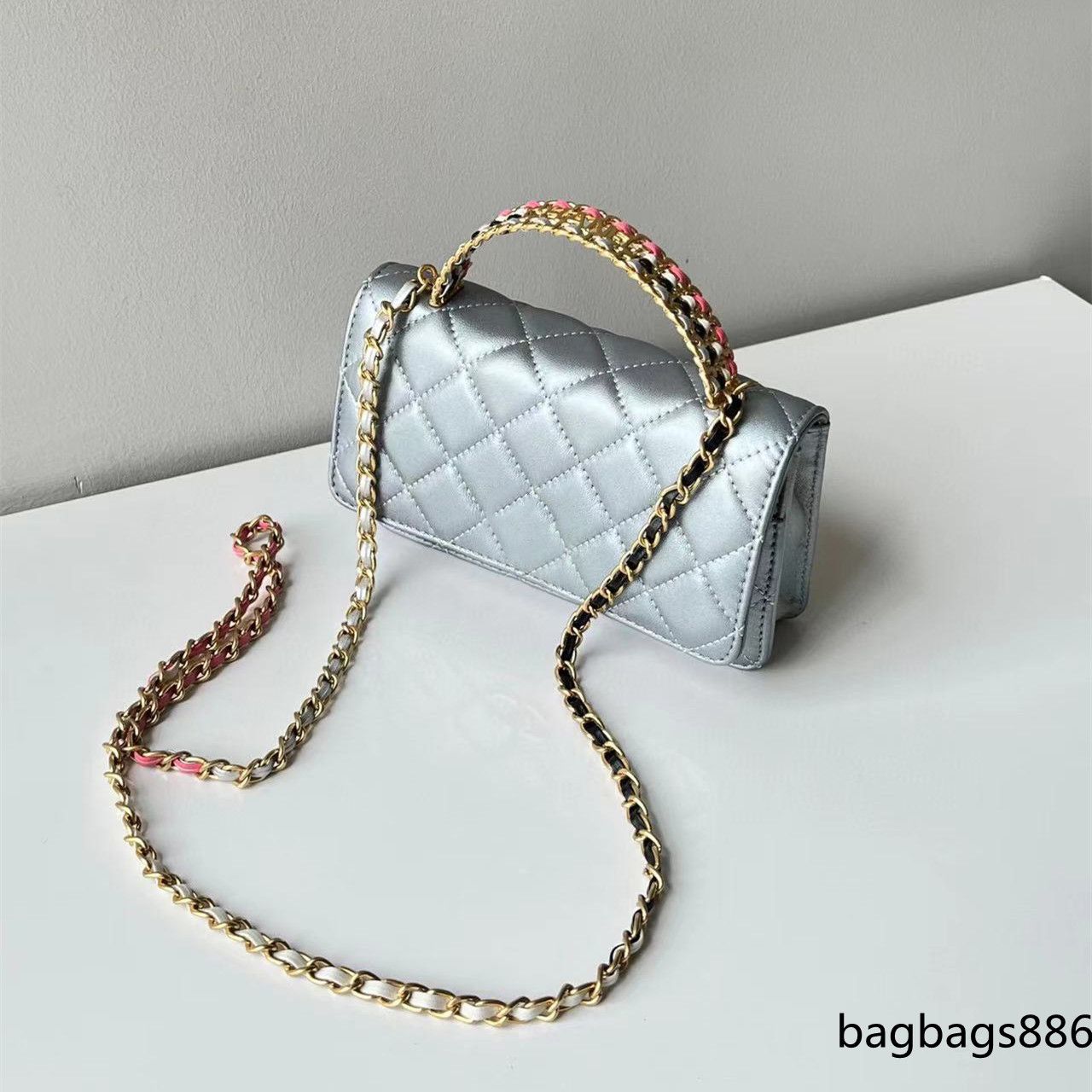 Luxury Handle Shoulder Bag Women's Handheld Flap Bag Fashion Colorful Hollow out Handle Oil Wax Cowhide Flap CC Bag Wholesale Black Gold Crossbody Designer Bag, Style 4
Luxury Handle Shoulder Bag Women's Handheld Flap Bag Fashion Colorful Hollow out Handle Oil Wax Cowhide Flap CC Bag Wholesale Black Gold Crossbody Designer Bag, Style 4