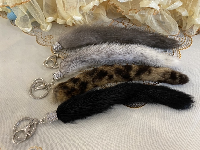 Keychains Lanyards Genuine Mink Fur Key Ring Real Raccoon Tail Tag Keychain Bag Hang Tassel Gift 230710