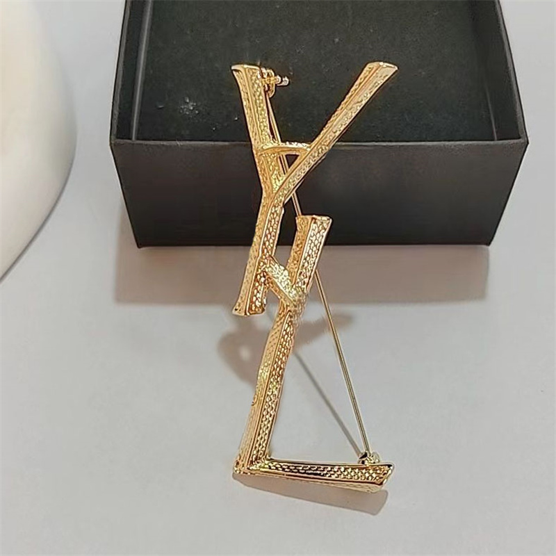 Designer Luxury Women Brooch Pins Fashion Brand Gold Letters Casual Formal Brooches Pin Suit Dress For Ladies Personality Jewelry
Designer Luxury Women Brooch Pins Fashion Brand Gold Letters Casual Formal Brooches Pin Suit Dress For Ladies Personality Jewelry