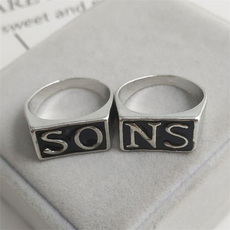 Wedding Rings 2 Pcs TV SOA Cosplay SONS SO NS Silver Gold Color Mayans MC Rock Punk Props Gift Men 230710