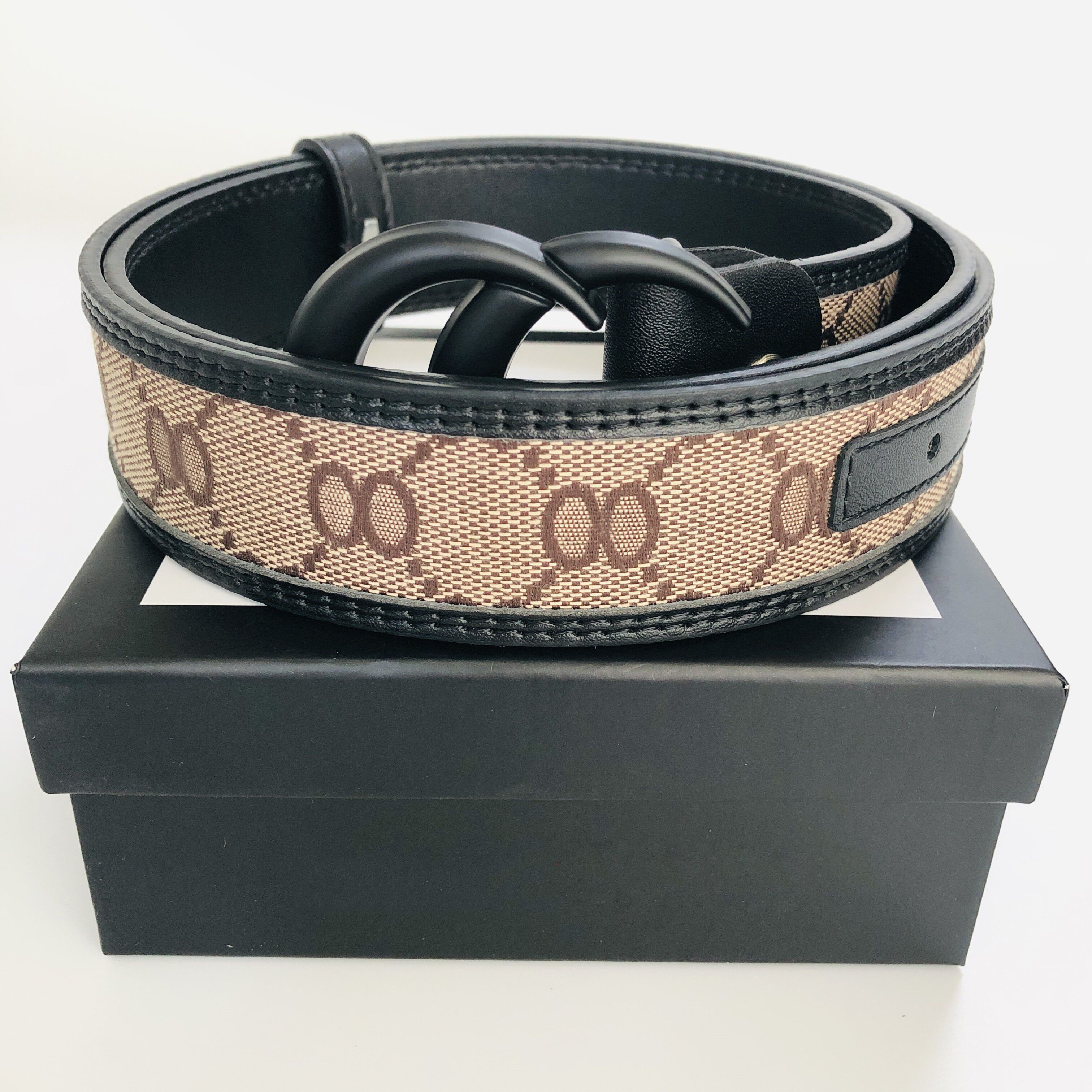 2023 NEW Men Women Solid Belt Womens Genuine Leather Black And White Color Bronze big buckle Designers Cowhide Belts For Mens Luxurys Waistband with box, Color 18
2023 NEW Men Women Solid Belt Womens Genuine Leather Black And White Color Bronze big buckle Designers Cowhide Belts For Mens Luxurys Waistband with box, Color 18
