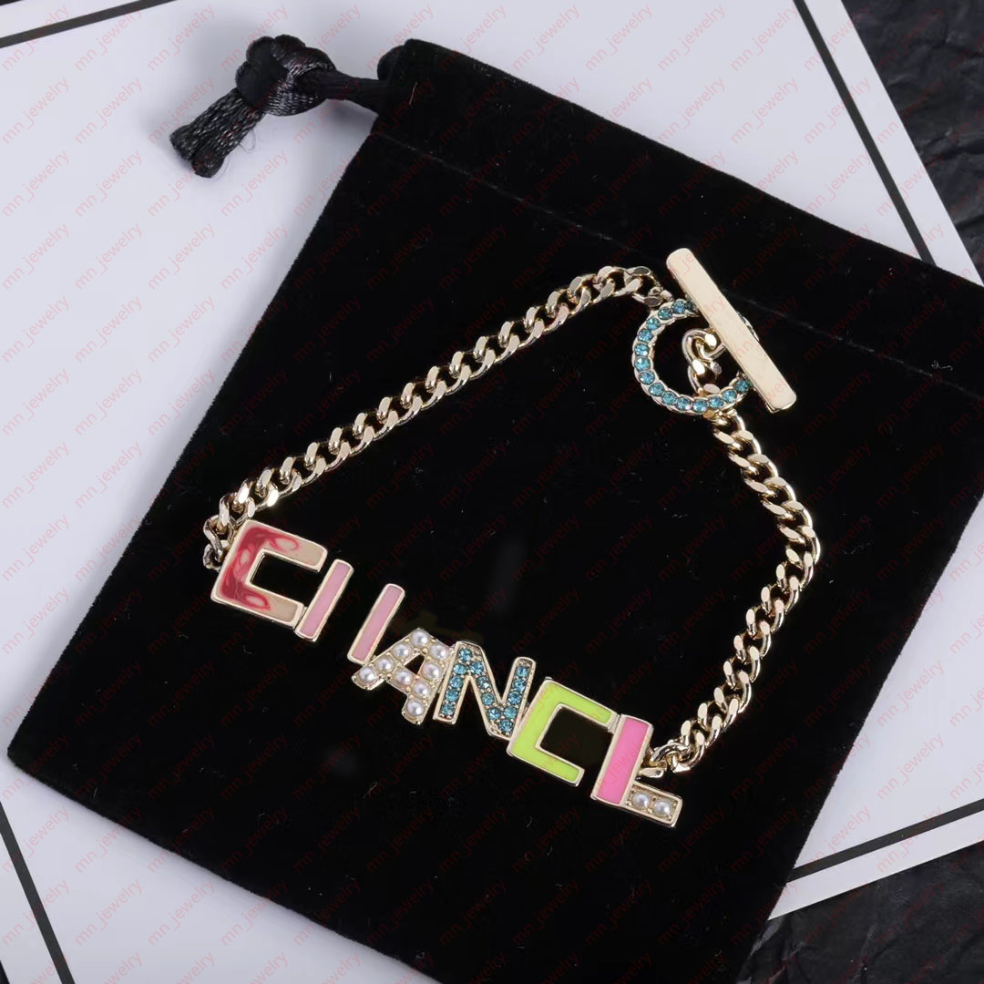 2023 multicolored letter bracelet for women with enamel finish. Fashion brand designer bracelet. Valentine's day wedding bridal gifts, designer jewelry.
2023 multicolored letter bracelet for women with enamel finish. Fashion brand designer bracelet. Valentine's day wedding bridal gifts, designer jewelry.