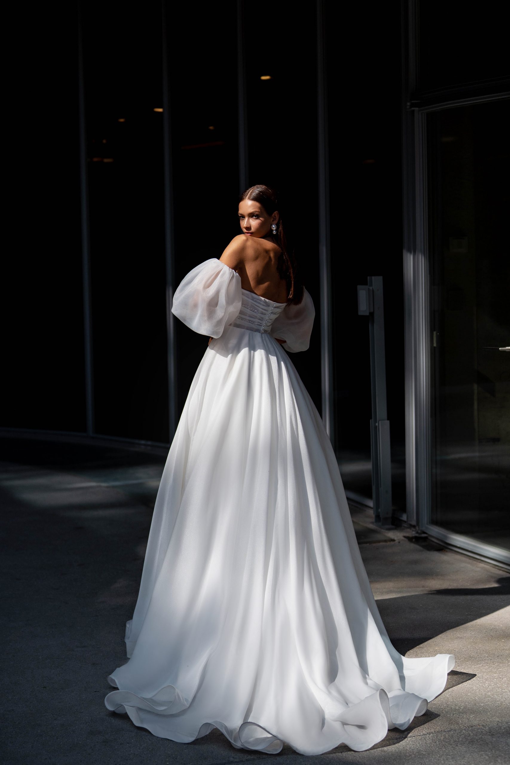 Fashion A Line Dresses For Bride Puffy Sleeves Pearls Detail Wedding Dress Backless Designer Bridal Gowns Sweep Train 0606