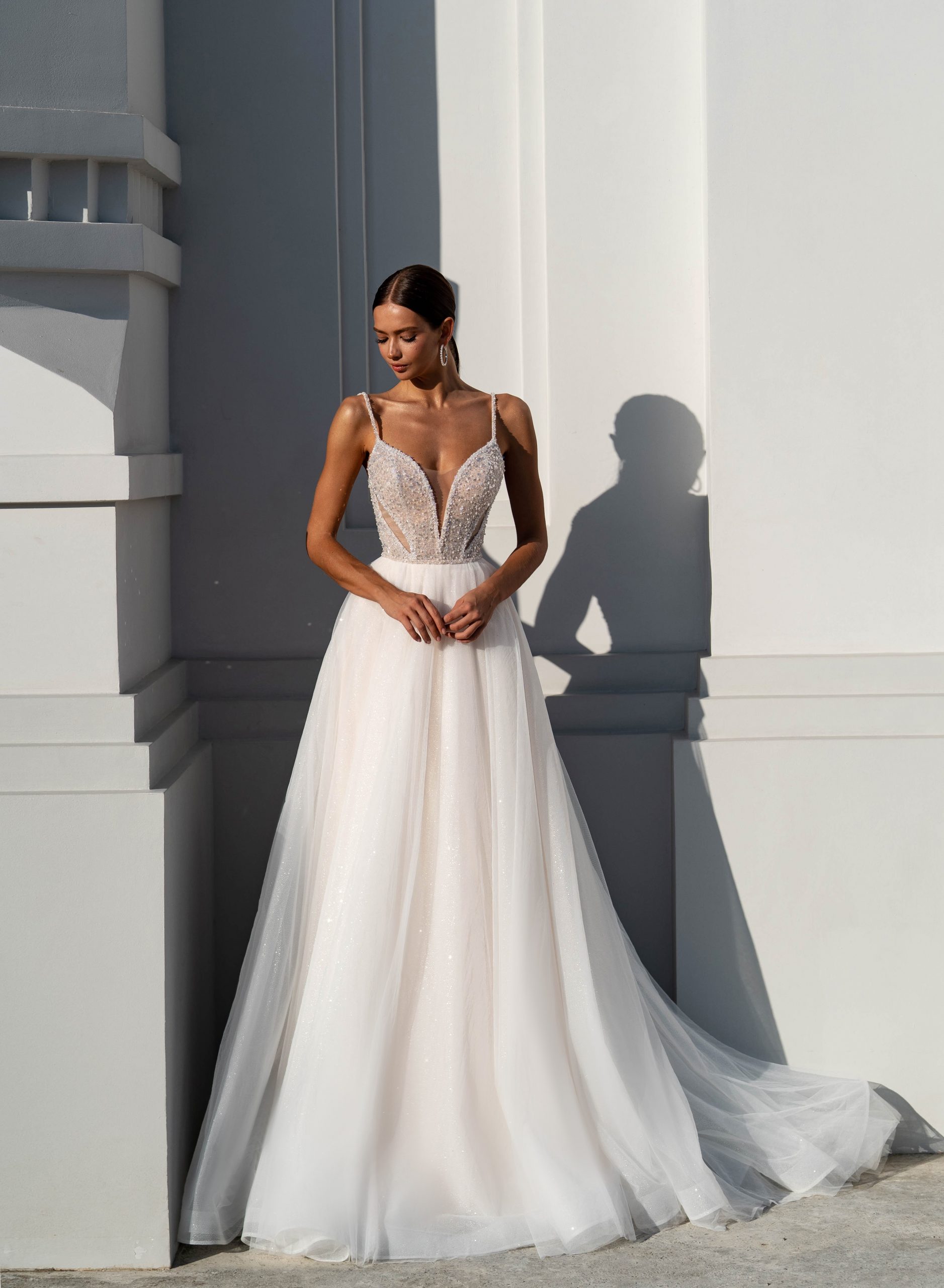 E Fashion A Dresses For Bride Spaghetti Sequins Top Wedding Dress Tulle Designer Bridal Gowns Sweep Train