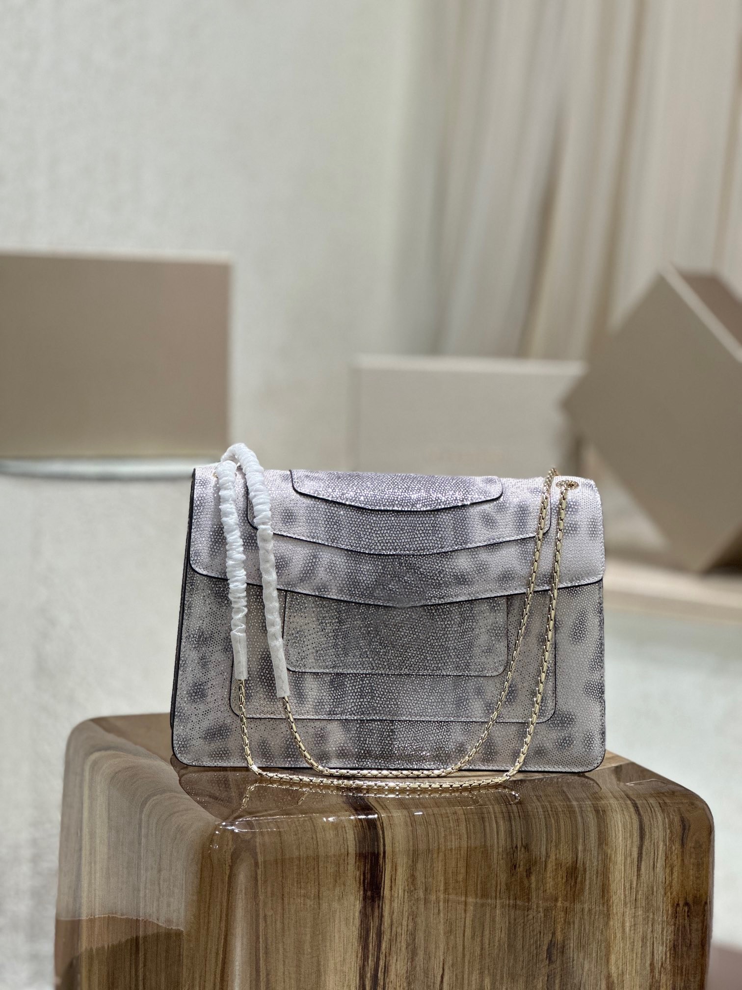 35362 Classic women's crossbody bag High-end quality serpentine shoulder bag texture is very good sheepskin inside the material is very beautiful
35362 Classic women's crossbody bag High-end quality serpentine shoulder bag texture is very good sheepskin inside the material is very beautiful