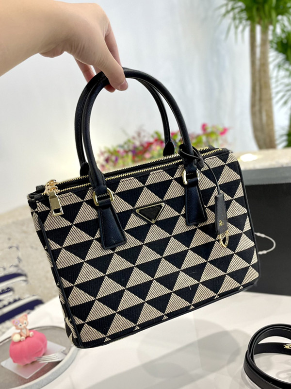 Small Symbole jacquard fabric handbag Tote shoulder bags Women Designer Triangle Shopping bag satchel luxury messenger Cross Body Handbags for purse sacoche CC, 2#
Small Symbole jacquard fabric handbag Tote shoulder bags Women Designer Triangle Shopping bag satchel luxury messenger Cross Body Handbags for purse sacoche CC, 2#