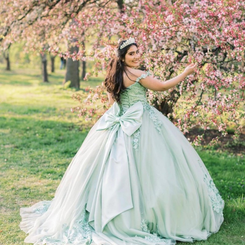Mint Green Princess Ball Gown Quinceanera Dresses 2024 Bow Sparkly Sequins Appliques With Cape Vestidos De 15 anos