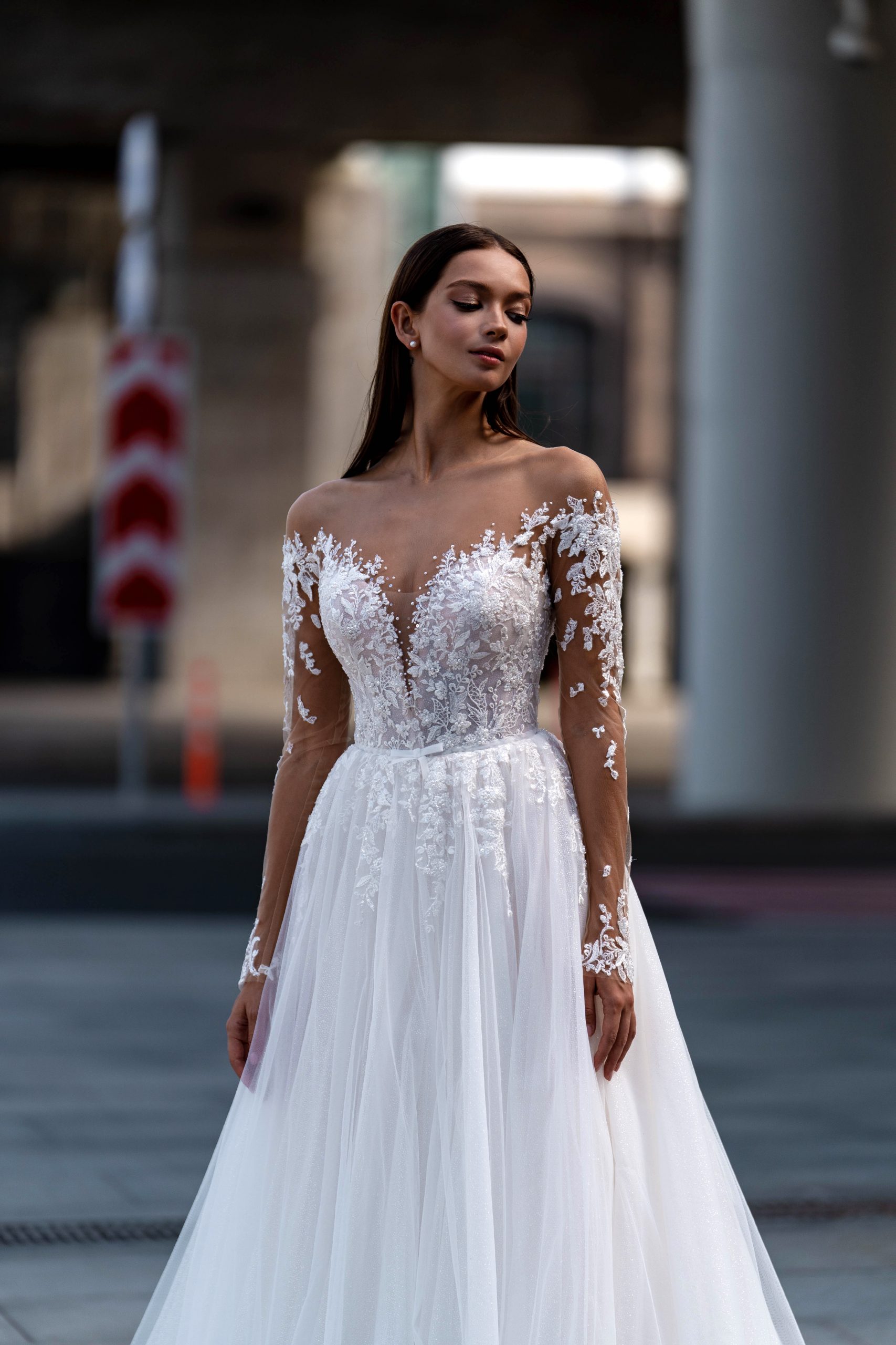 Romantic A Line Dresses Illusion Sleeves Lace Appliques Wedding Dress Button Back Long Designer Bridal Gowns Sweep Train 0515