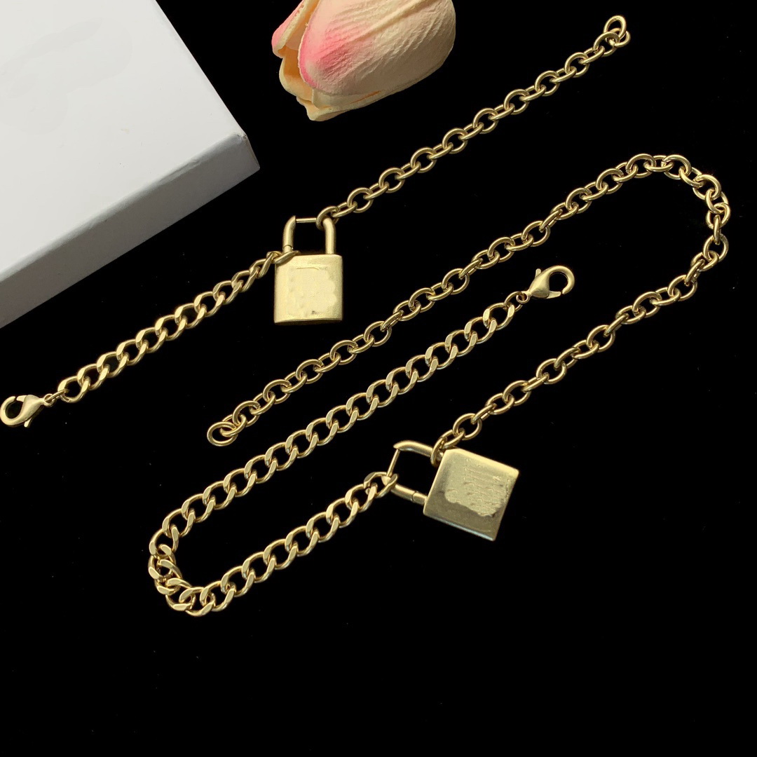 B Letter Lock Head Detachable Three In One Necklace Bracelet Earrings Simple And Fashionable Copper Plated Vintage Gold Jewelry Sets HBBS10 --01, Without box
B Letter Lock Head Detachable Three In One Necklace Bracelet Earrings Simple And Fashionable Copper Plated Vintage Gold Jewelry Sets HBBS10 --01, Without box
