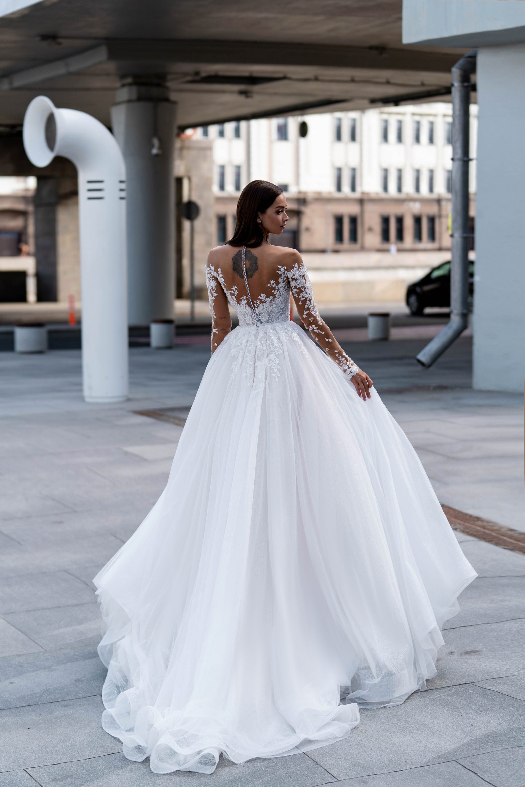 Romantic A Line Dresses Illusion Sleeves Lace Appliques Wedding Dress Button Back Long Designer Bridal Gowns Sweep Train 0515