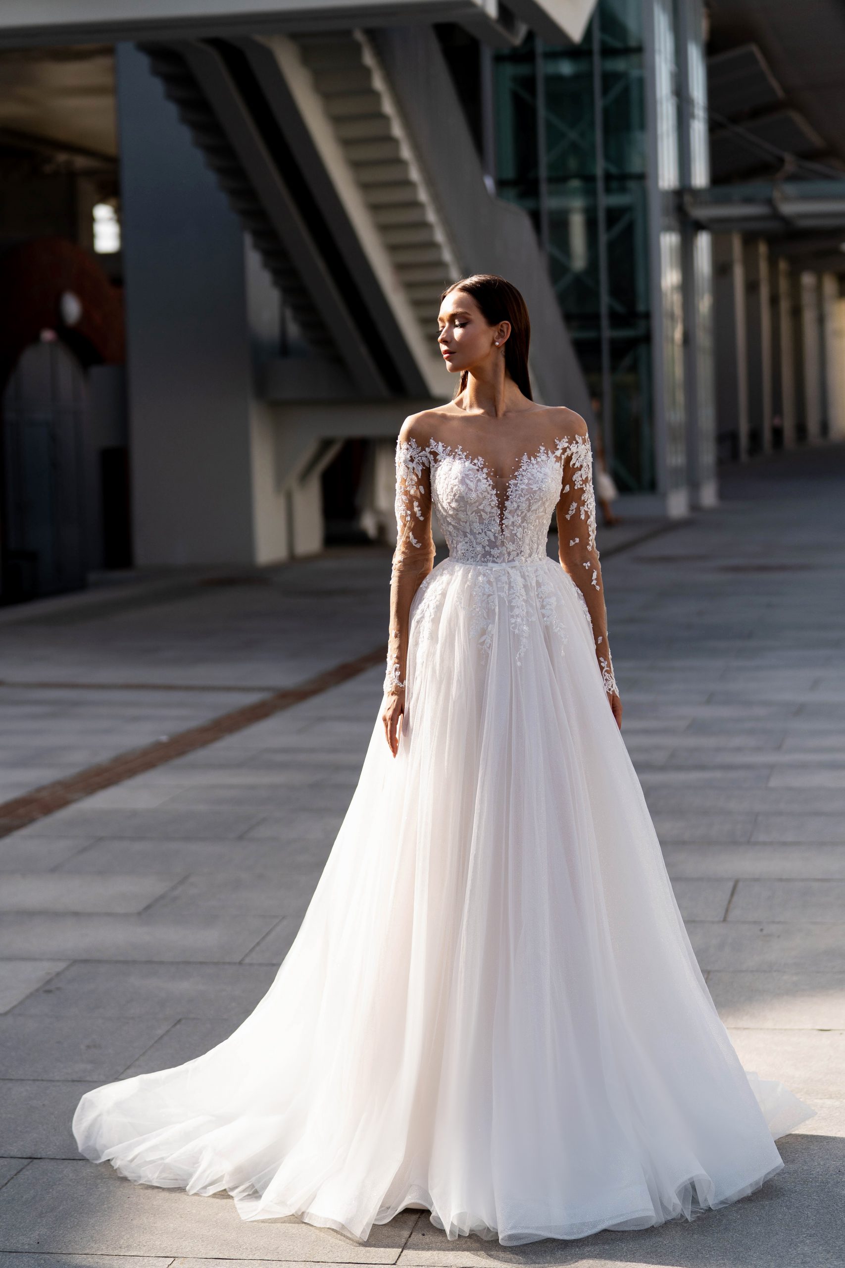 Romantic A Line Dresses Illusion Sleeves Lace Appliques Wedding Dress Button Back Long Designer Bridal Gowns Sweep Train 0515