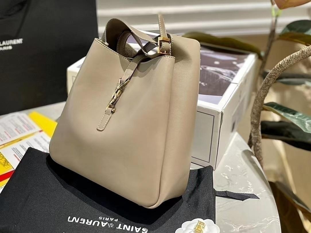 Luxury Designer Bag Women's tote Bag Leather Messenger Multi-colored LOULOU Large shopping bag Crossbody Bag Fashion shoulder bag, Black
Luxury Designer Bag Women's tote Bag Leather Messenger Multi-colored LOULOU Large shopping bag Crossbody Bag Fashion shoulder bag, Black