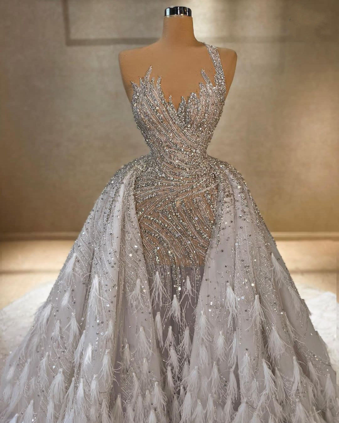 Exquisite Ball Gown Wedding Dresses Sleeveless V Neck Strap Sequins Applique Beads Feather Detachable Train Plus Size Bridal Gowns Custom Made Vestido