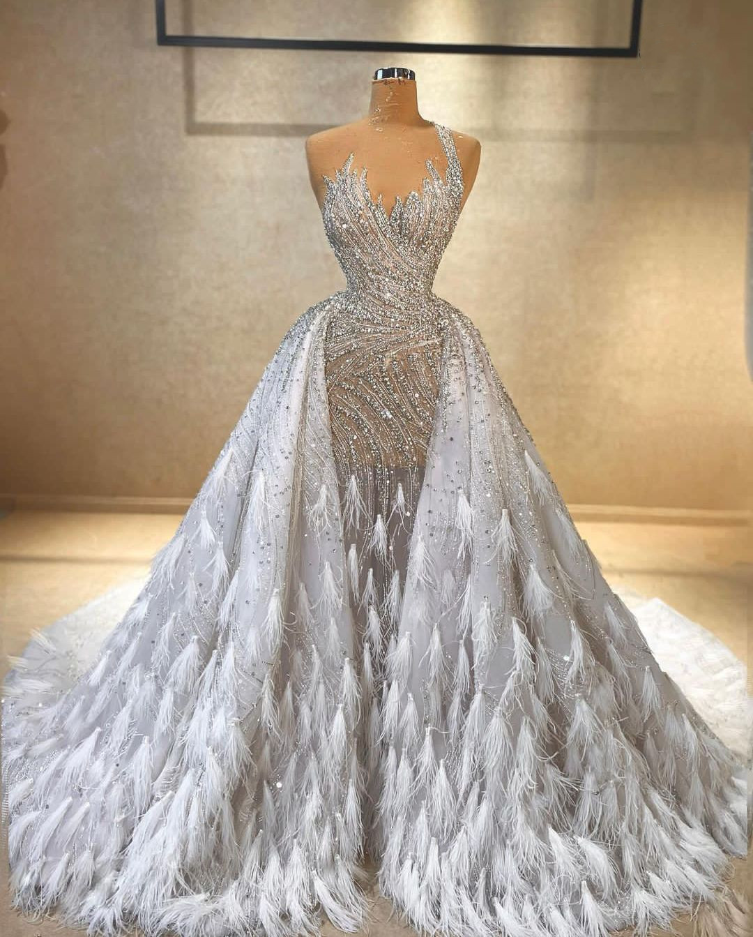 Exquisite Ball Gown Wedding Dresses Sleeveless V Neck Strap Sequins Applique Beads Feather Detachable Train Plus Size Bridal Gowns Custom Made Vestido