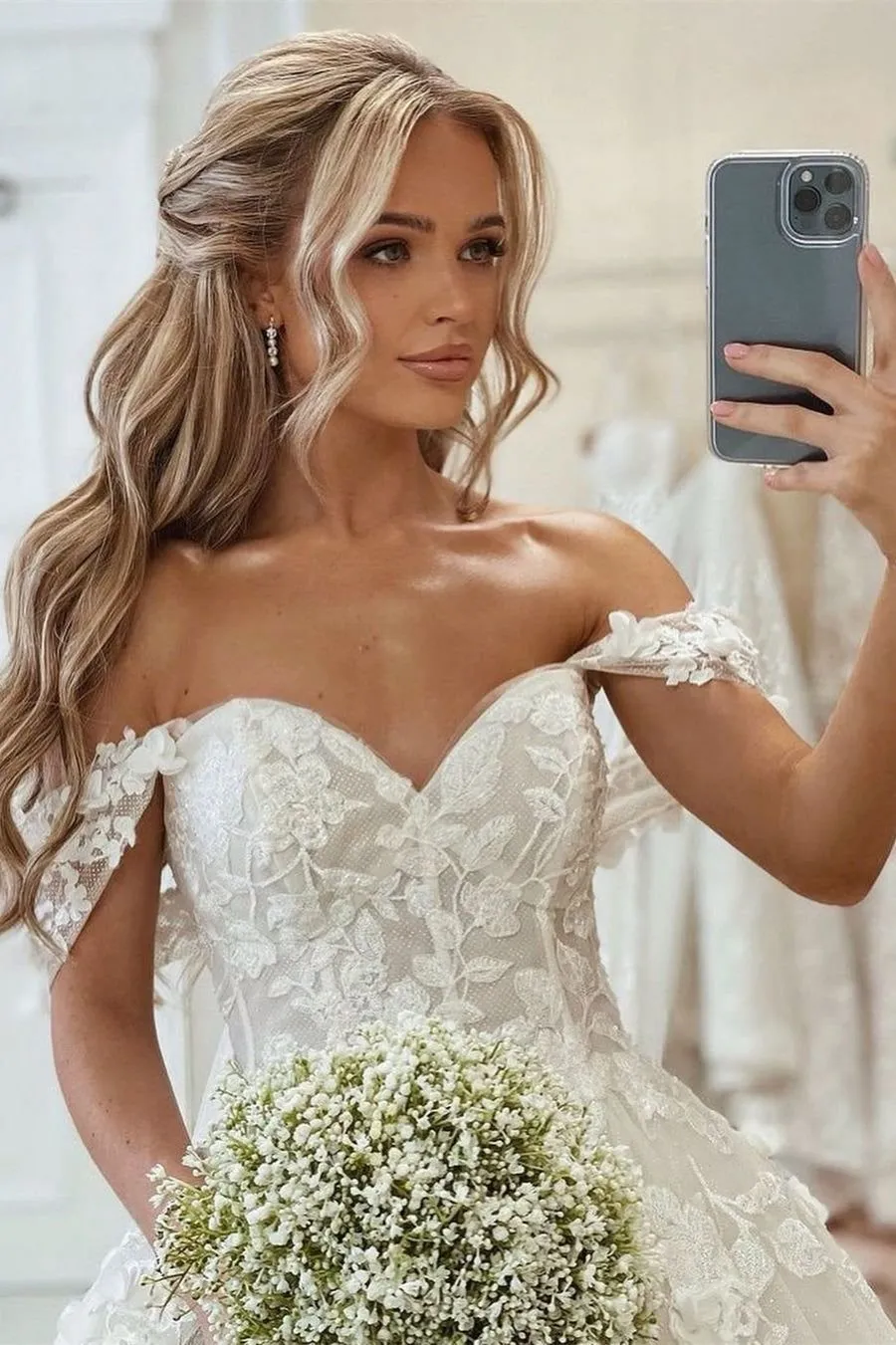 New Gorgeous Lace Wedding Dresses Arabic Dubai Elegant Off Shoulder Backless Appliques 3D Flora Long Train Bridal Gowns Vestidos Custom Made Bc15570