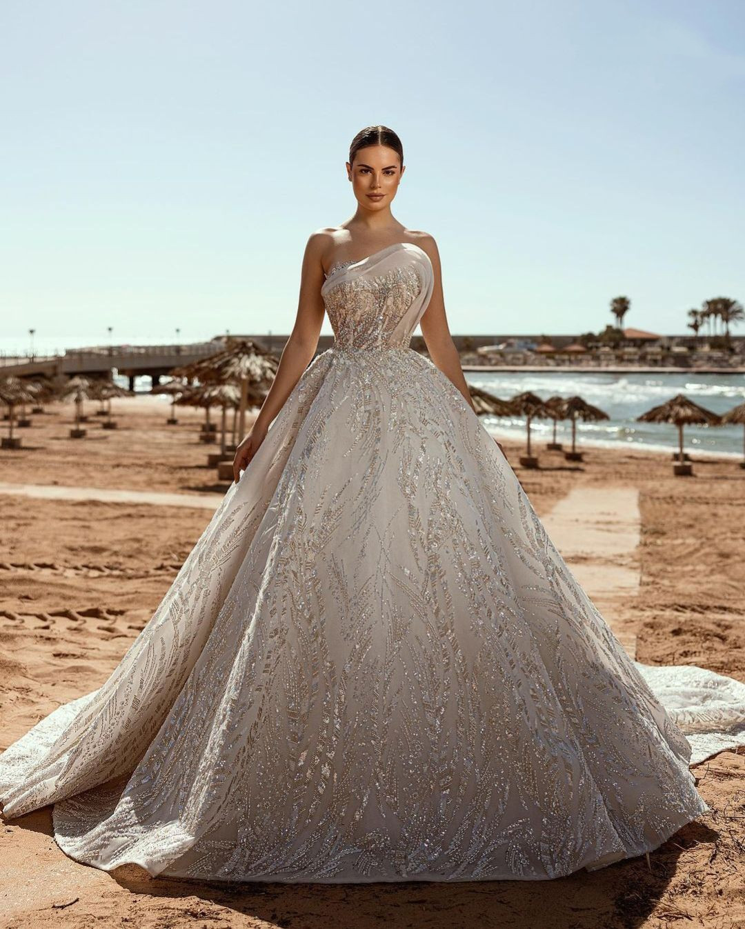 Modern Ball Gown Wedding Dresses Bateau Sleeveless Sequins Appliques Beaded Floor Length Ruffles Lace Diamonds Plus Size Bridal Gowns Plus Size Vestid