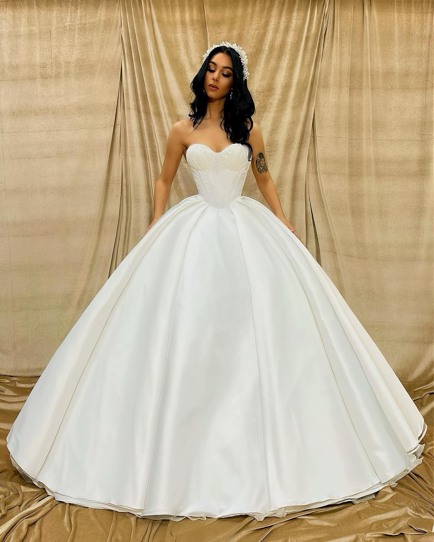 Romantic A Line Dresses Sweetheart Sleeveless Pleats Wedding Dress Backless Long Designer Bridal Gowns Sweep Train 0515