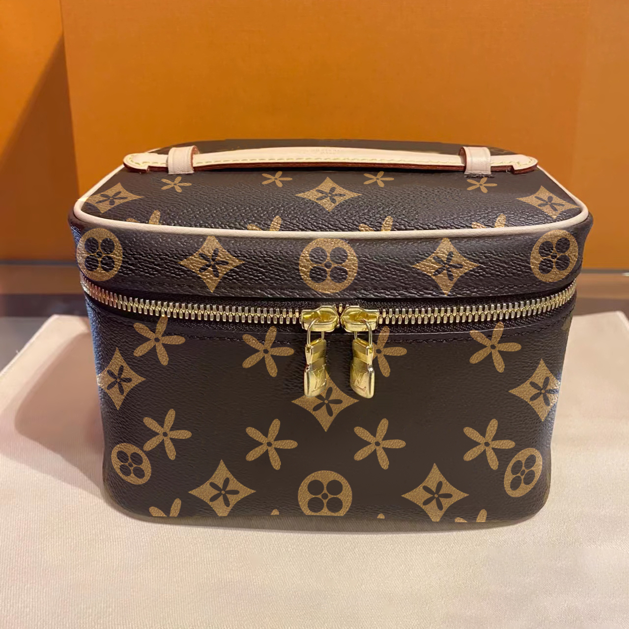 Luxury Designer Genuine leather Cosmetic Bags NICE VANITY Women's men famous Totes Shoulder Bag Flap shopping wallets travel M44935 large pockets handbag crossbody, Mon0gram
Luxury Designer Genuine leather Cosmetic Bags NICE VANITY Women's men famous Totes Shoulder Bag Flap shopping wallets travel M44935 large pockets handbag crossbody, Mon0gram