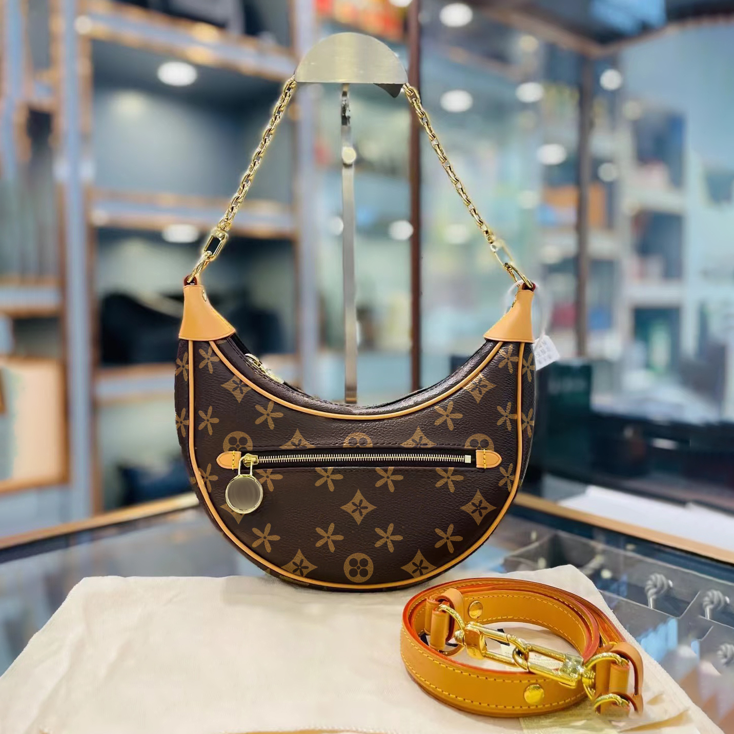 M81098 Women's classic shoulder Bags Luxury Designer LOOP half moon leather bag old flower clutch MENS handbags totes zipper strap Metal fittings chain crossbody gym, Mon0gram
M81098 Women's classic shoulder Bags Luxury Designer LOOP half moon leather bag old flower clutch MENS handbags totes zipper strap Metal fittings chain crossbody gym, Mon0gram