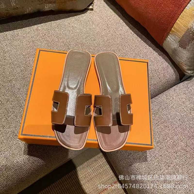 Summer Designer Outwear Slippers for Women's Woman h New Slippers Genuine Leather Flat Bottom One Line Mesh Red Leisure Beach Heel Sandal Ins
Summer Designer Outwear Slippers for Women's Woman h New Slippers Genuine Leather Flat Bottom One Line Mesh Red Leisure Beach Heel Sandal Ins