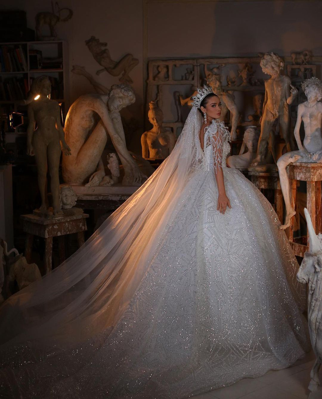 Exquisite Ball Gown Wedding Dresses V Neck Long Sleeves Sequins Appliques Beaded or Length Ruffles 3D Lace Zipper Bridal Gowns Plus Size Vestido de no