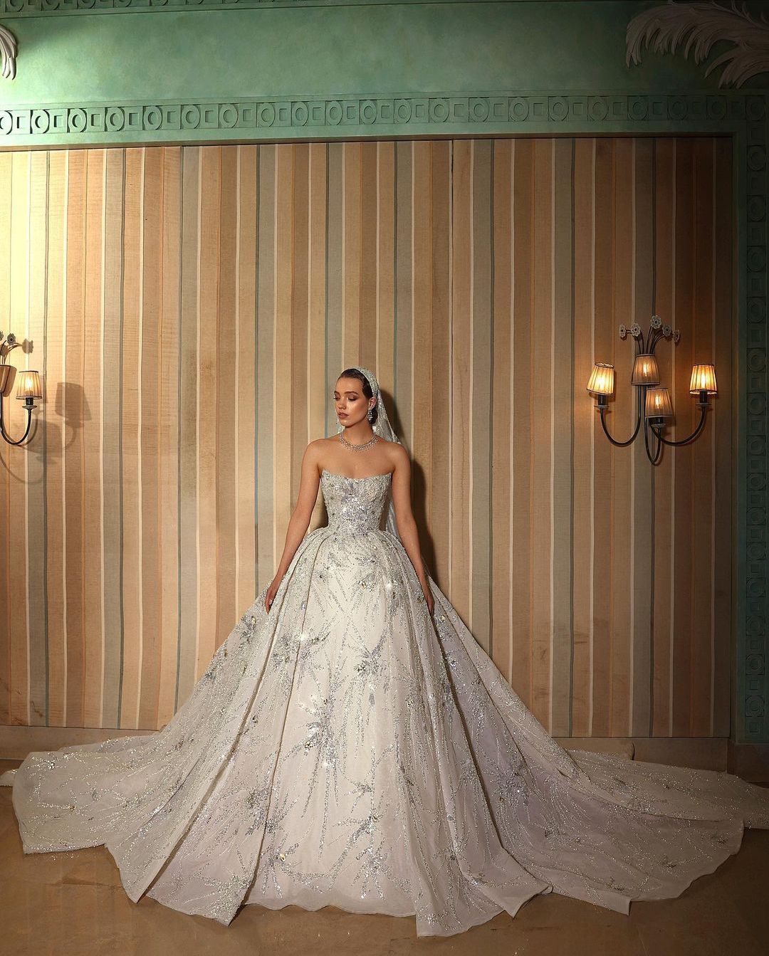 Luxury Ball Gown Wedding Dresses Sleeveless Bateau Strapless Sequins Applique Ruffles Beads Diamonds Pearls Plus Size Bridal Gowns Custom Made Vestido